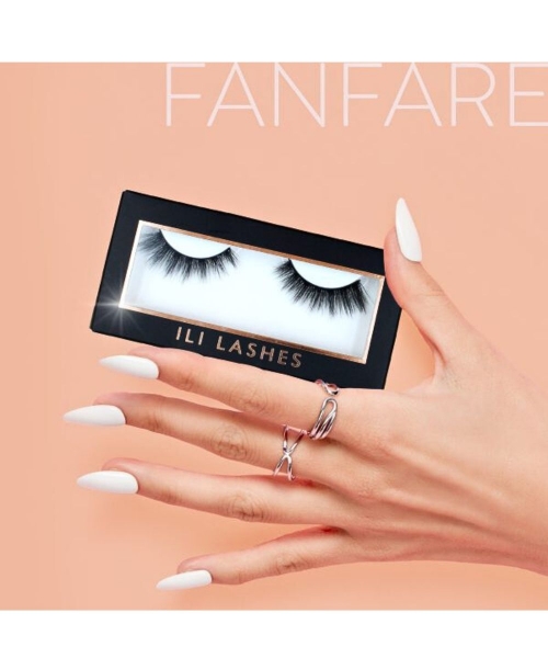 Ψεύτικες βλεφαρίδες σε ταινία Fanfare της ILI Cosmetics